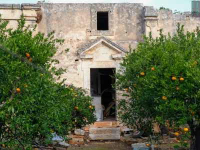 Il signor Biasi ci conduce ora davanti a quella che era l�entrata secondaria della chiesetta di Sant�Oronzo. Il proprietario ci chiede di non accedere per questioni di sicurezza, ma gi� dall�esterno si capisce che l�ambiente � orfano di qualsiasi oggetto che possa rimandare al suo glorioso passato
